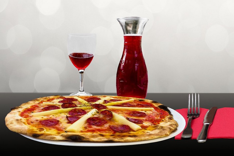 pizza en rode wijn